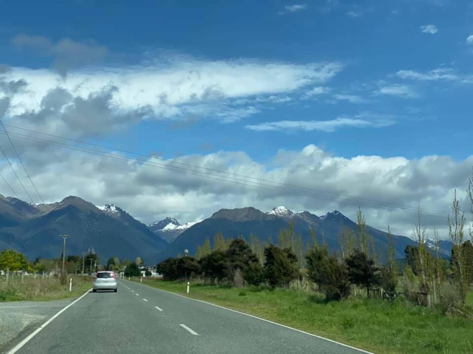 Mountains Edge Cabins Monowai Exterior foto